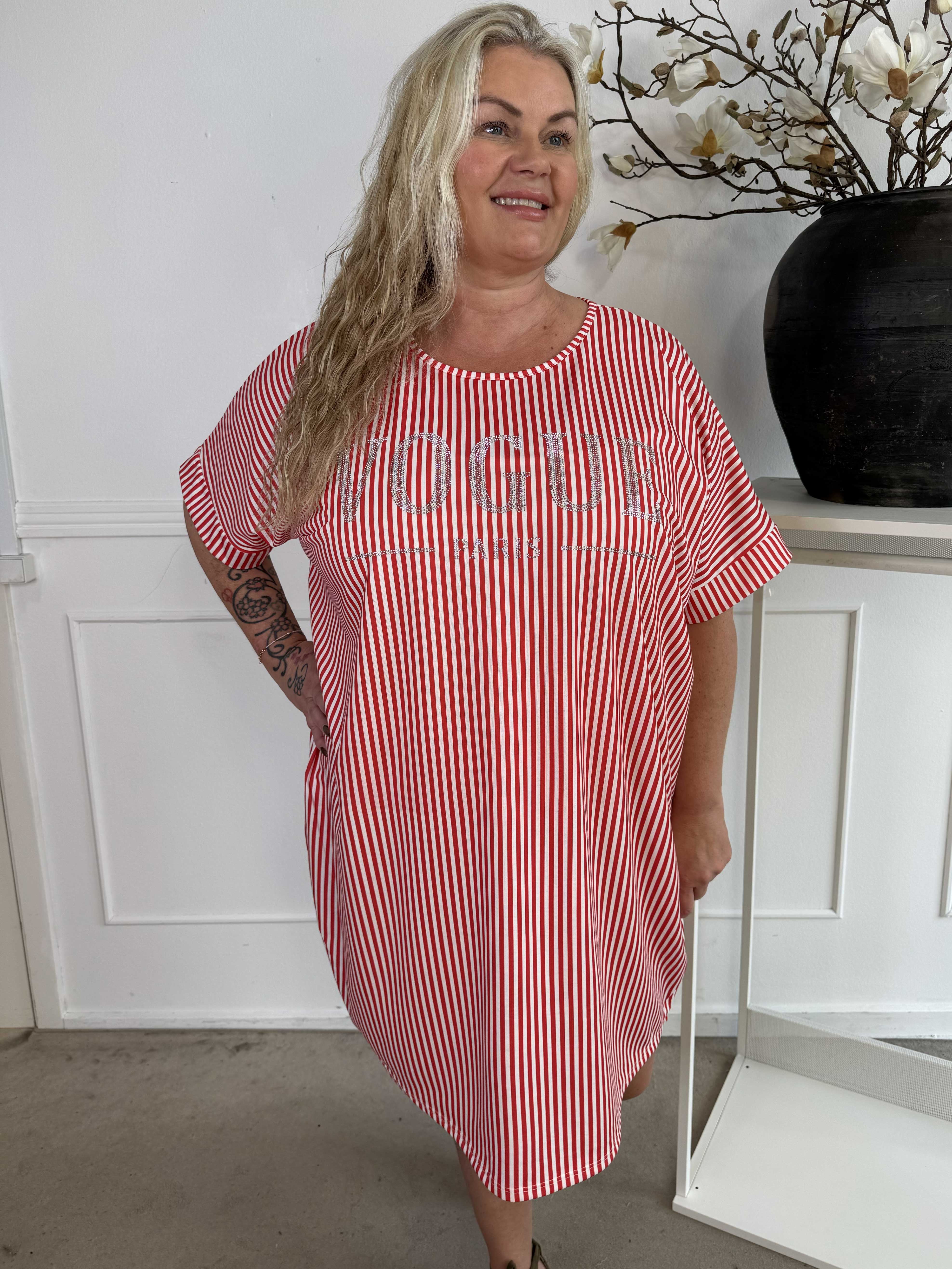 Mintu Stripe Dress - Plus size stribet kjole i bomuld med similisten